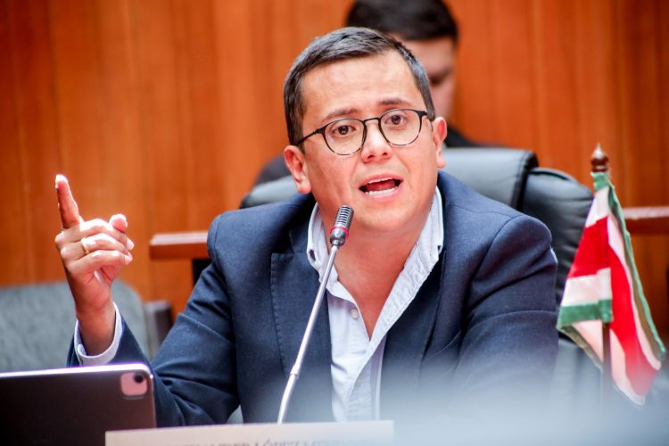una proposición que busca la creación del Rodrigo Rojas radicó la propuesta del Observatorio de Asuntosde Género en el departamento